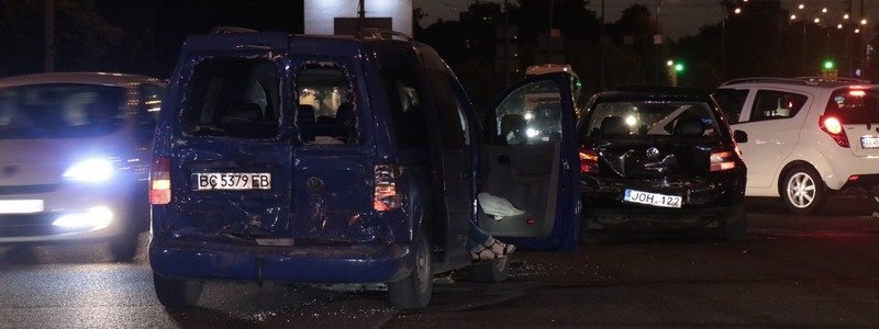В Киеве на Братиславской пьяный водитель Toyota устроил тройное ДТП и сбежал