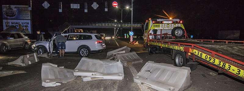 В Киеве на Одесской трассе Volkswagen влетел в два авто и забор