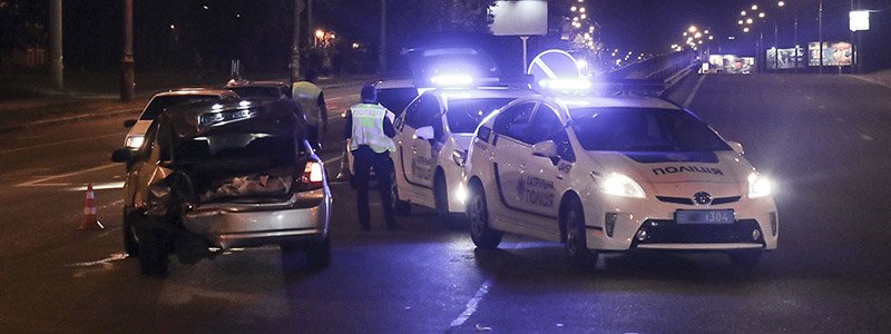 В Киеве на Перова BMW протаранил Chevrolet: пострадал мужчина