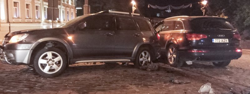 В Киеве на Грушевского буйный водитель на Audi разбил два автомобиля