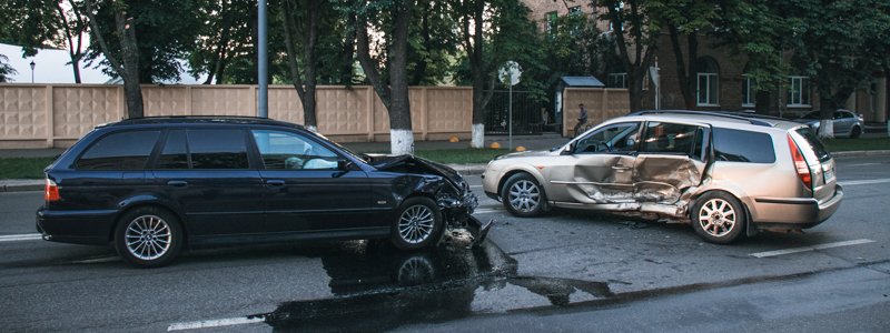 В Киеве возле Лавры BMW протаранил Ford