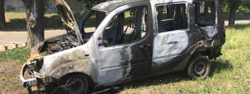 В Киеве на Академика Королева огонь превратил Fiat в груду металла