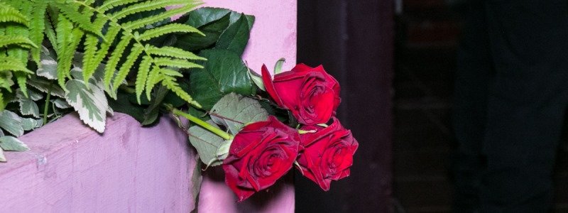 Убийство Бабченко в Киеве: неизвестный к подъезду принес цветы