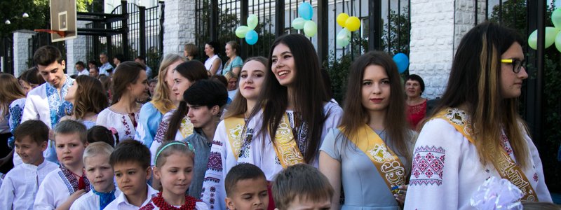 В Киеве прозвучал последний звонок: выпускники ввели моду на вышиванки вместо формы
