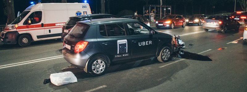 В Киеве на Русановке таксист Uber сбил мотоциклиста: есть пострадавший