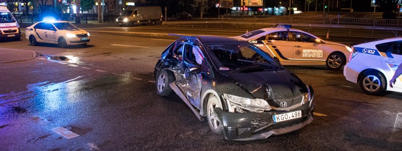В Киеве на проспекте Победы Honda спровоцировала ДТП с пострадавшими: виновник скрылся, а позже был задержан