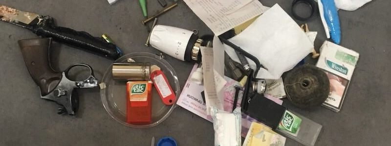 В Киеве 24-летний замдиректора гимназии хранил в кабинете оружие и наркотики: подробности