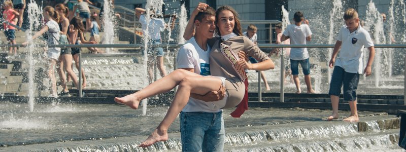 В центре Киева выпускники вступают во взрослую жизнь, раздеваясь и распивая Revo