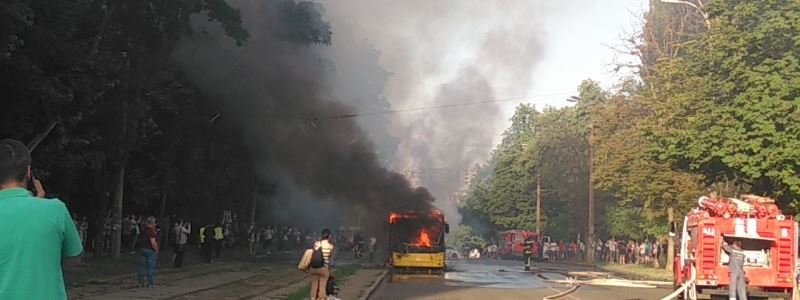 В Киеве на Лукьяновке вспыхнул автобус: черный дым затянул небо