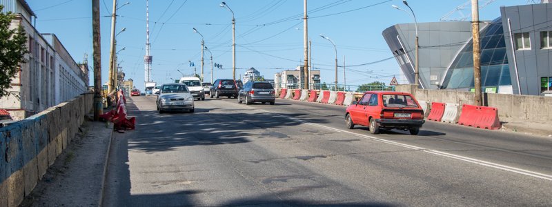 Стоит уставший: Шулявский мост в Киеве не перекрыли и ремонт не начали