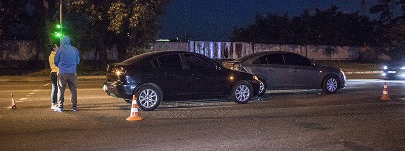 В Киеве на Виноградаре столкнулись Mazda и Chevrolet: водители винят в аварии друг друга