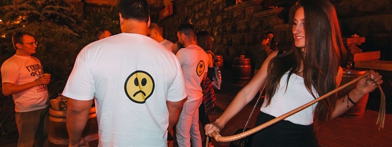 С плеткой, шаурмой и алкоголем: как жители Киева проводят первую летнюю ночь
