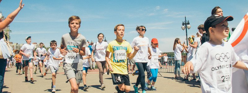 "Футбол" на байдарках, забеги и бокс со звездами: как в Киеве прошел Олимпийский день