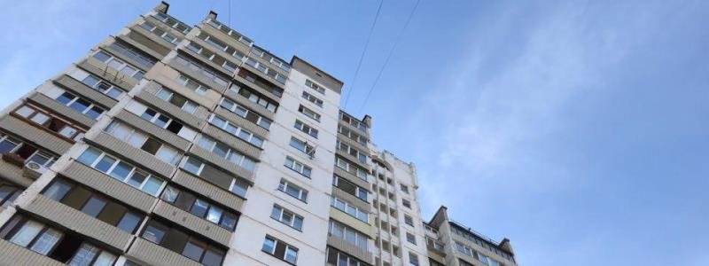 В Киеве на Троещине упал лифт с бабушкой, пролетев 10 этажей