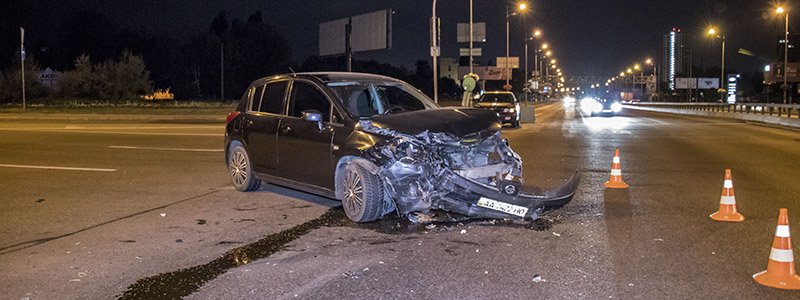В Киеве Nissan с двумя детьми ударил ВАЗ: пострадал водитель