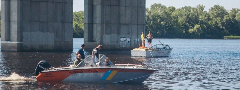 В Киеве с Южного моста мужчина прыгнул "бомбочкой" и умер