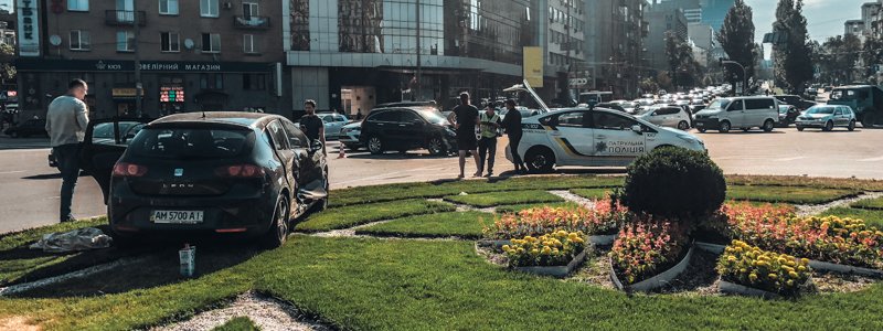 В Киеве на площади Победы Honda выбросила Seat на клумбу