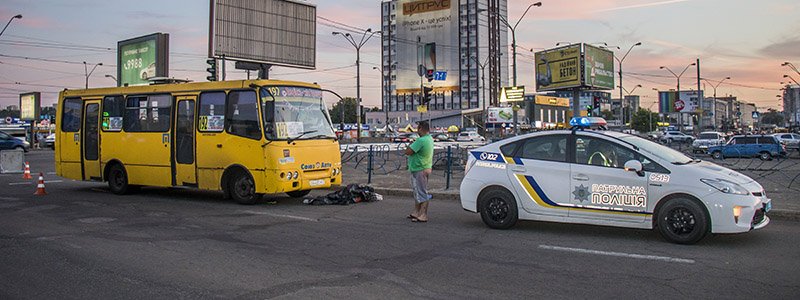 В Киеве на Петровке маршрутка насмерть сбила женщину
