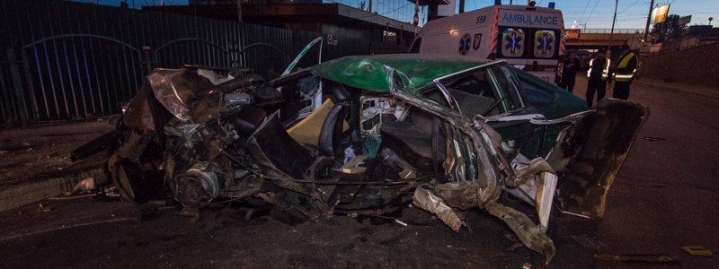 В Киеве на Святошино Volkswagen разорвало об столб