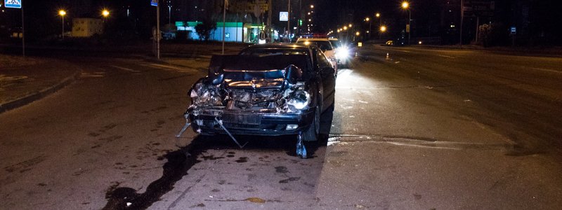 В Киеве столкнулись Lexus и Mercedes: водителя "немца" госпитализировали с переломом и травмами