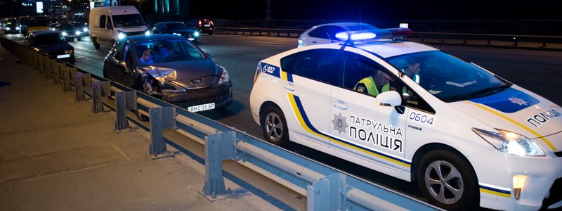 В Киеве на Патона Peugeot влетел в закипевшие "Жигули"