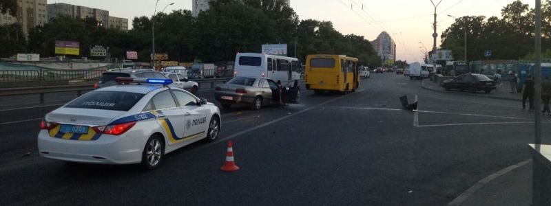 Тройное ДТП с маршруткой в Киеве возле метро "Житомирская": есть пострадавший