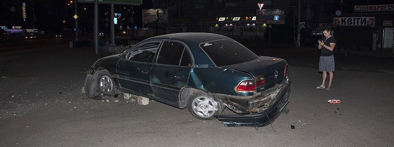В Киеве на Чоколовке пьяный водитель Opel не справился с управлением и снес клумбу