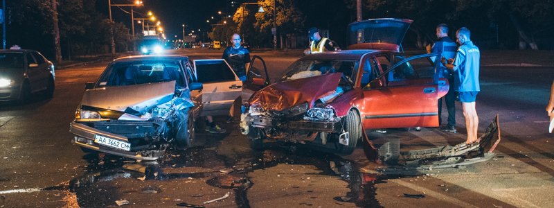 В Киеве на Виноградаре столкнулись Lada и Volvo: двоих мужчин госпитализировали