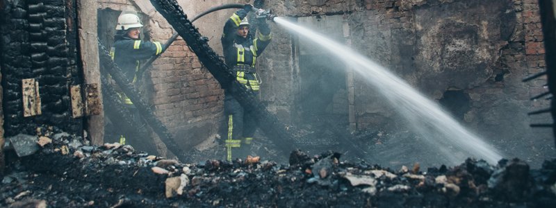 В Киеве на ДВРЗ дотла сгорел заброшенный дом