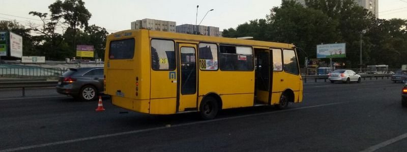 Появилось видео, как в Киеве на "Житомирской" столкнулись маршрутка с людьми и две легковушки