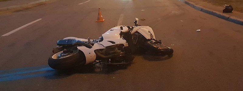 В Киеве на Корчеватом столкнулись Mazda и мотоцикл: пострадал водитель двухколесного
