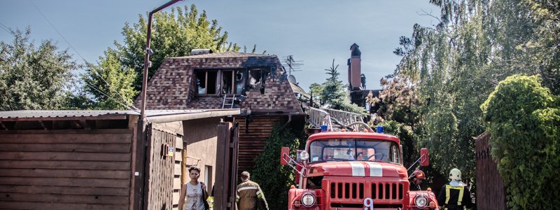 В Киеве на Новобеличах сгорела элитная баня: соседи говорят, что она принадлежит Гонтаревой
