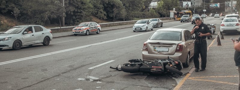 В Киеве на Печерске байкер слетел с Kawasaki посреди дороги, а мотоцикл без водителя врезался в Chevrolet