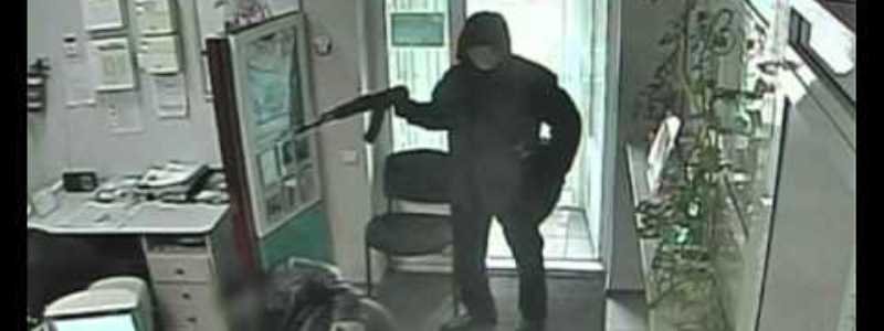 В Вышгороде напали на банк: похитили 13,5 миллионов гривен, инкассатор ранен в голову