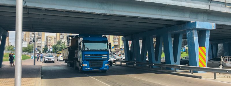 В Киеве на Левобережной грузовик застрял под мостом
