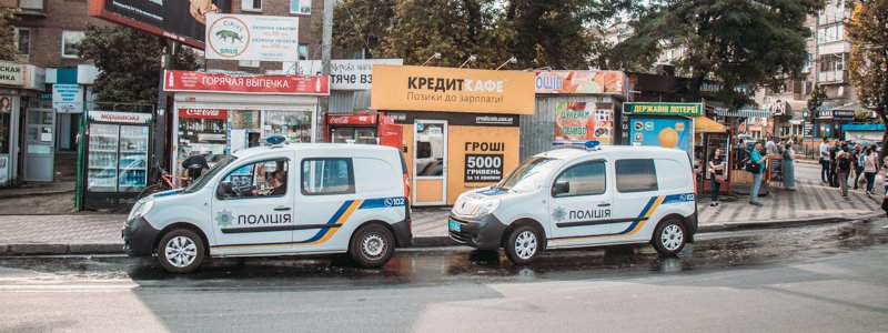 В Киеве на Дорогожичах мужчина с ножом пытался ограбить "Кредит Кафе"