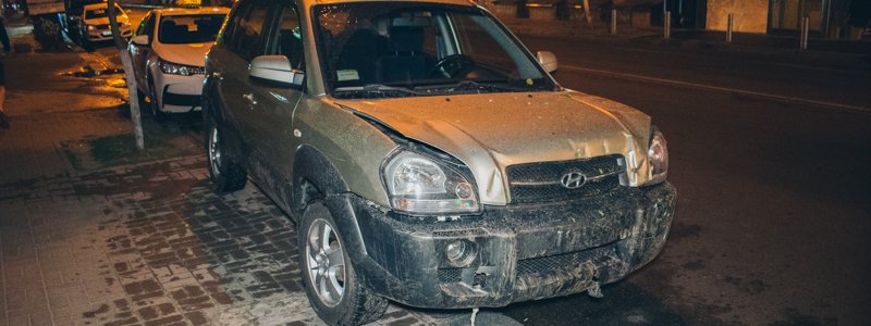 В Киеве на Пейзажной аллее авто слетело по склону и помяло гаражи