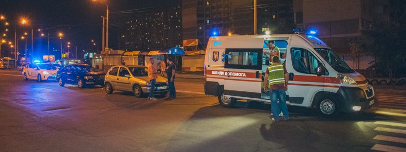 В Киеве на Троещине Nissan врезался в Opel, который остановился пропустить пешеходов