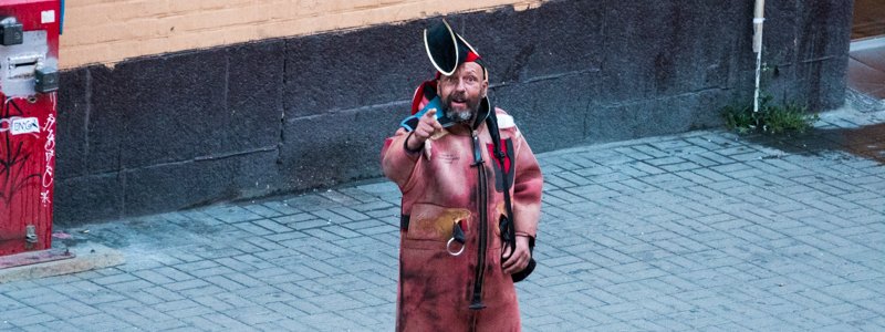В центре Киева элитный бомж-пират принял ванну в «Палаце спирта»