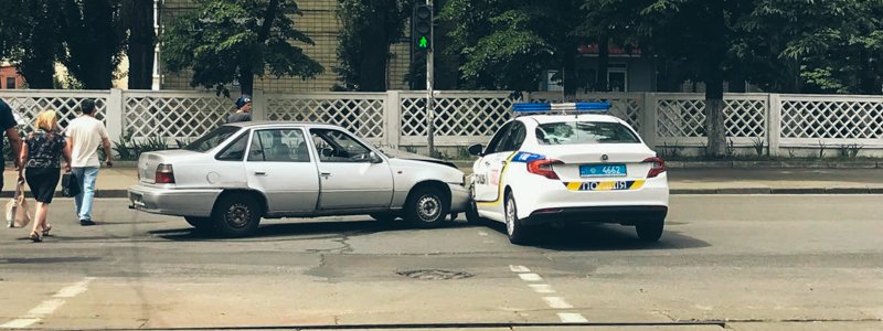 В Киеве полицейский Fiat спешил спасти заложника из больницы и попал в ДТП