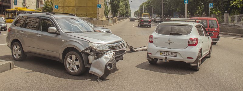 В Киеве на бульваре Шевченко столкнулись Subaru и Renault: в сторону центра пробка