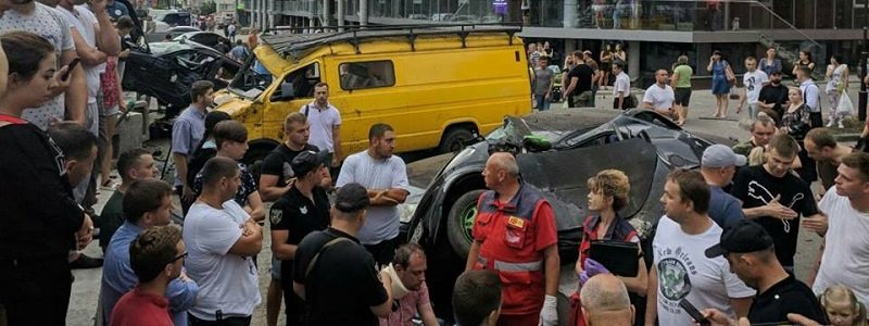 Под Киевом пьяный водитель на BMW влетел в остановку и протаранил три машины