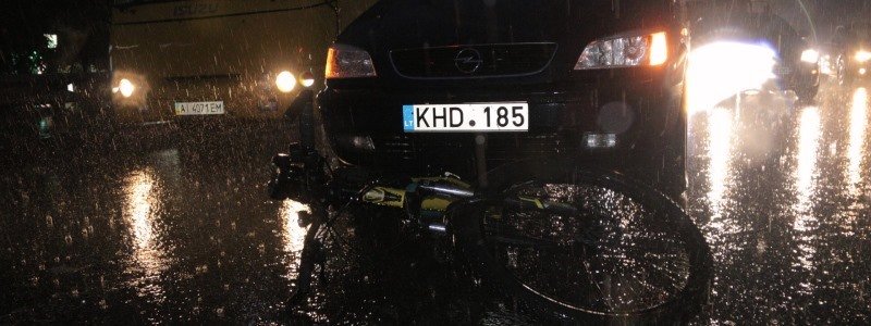 В Киеве на Победы девушка на Opel сбила велосипедиста