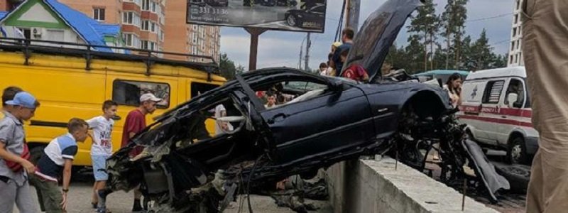 Появилось видео аварии в Ирпене: BMW влетает в остановку