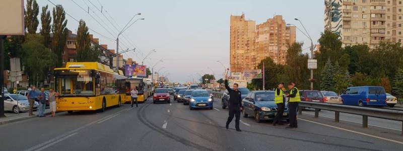 В Киеве из-за масштабного ДТП проспект Победы сковала пробка: столкнулись 6 авто