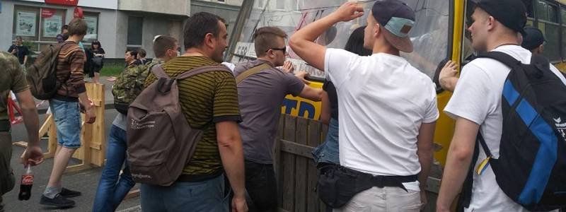 В Киеве националисты заблокировали движение на Лукьяновке