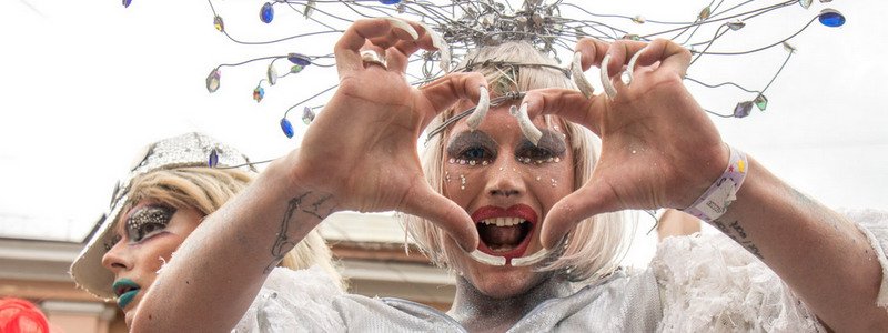 Трансвеститы, звезды, перекрытое метро и стычки с полицией: в Киеве прошел ЛГБТ-парад
