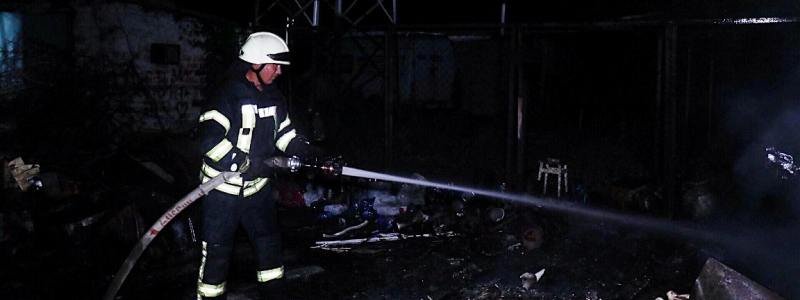 В Киеве на Оболони пожарные тушили гаражный кооператив