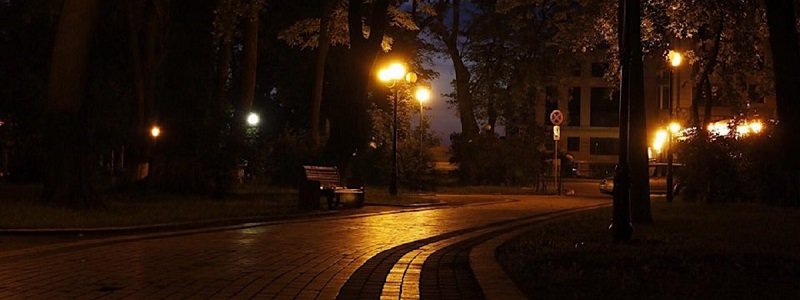 Особый взгляд на улицы Киева: как ночью выглядит Мариинский парк