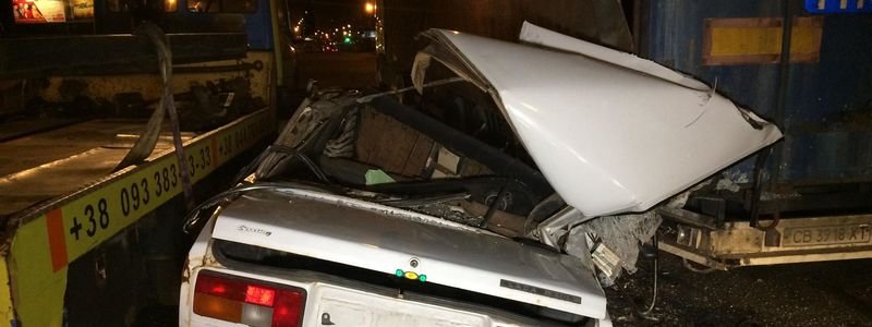 В Киеве на Братиславской ВАЗ влетел в фуру: у машины сорвало крышу, водитель чудом остался жив